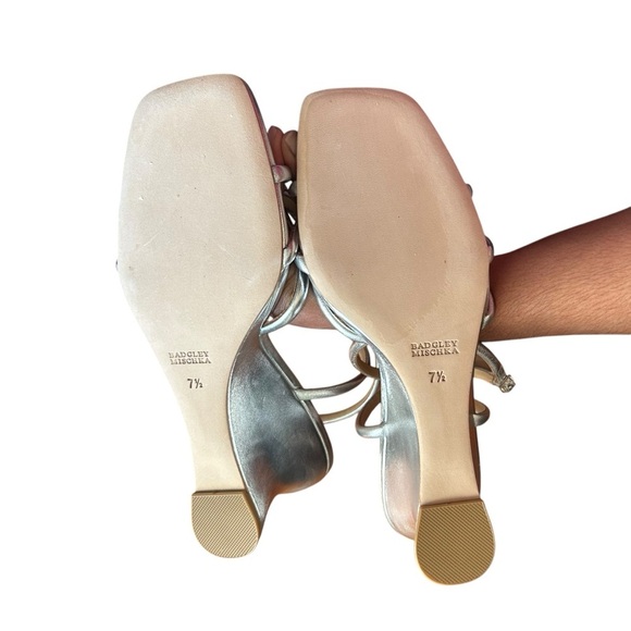 Badgley Mischka Luciana Wedge Sandal Sz 7.5 Knot Detail Silver Metallic Leather - Picture 8 of 12